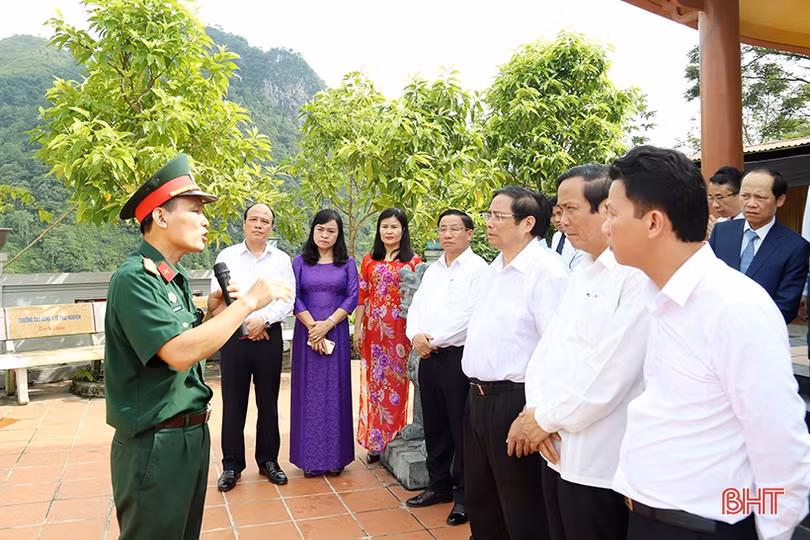 Đoàn công tác Ban Tổ chức Trung ương, tỉnh Hà Tĩnh dâng hương các anh hùng liệt sỹ tại Hà Giang