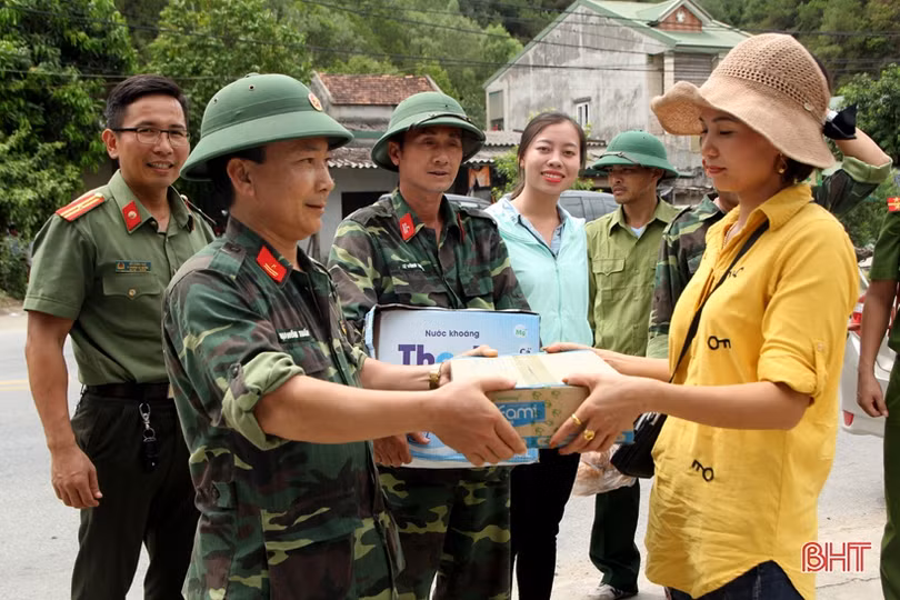 Tình người trong biển lửa