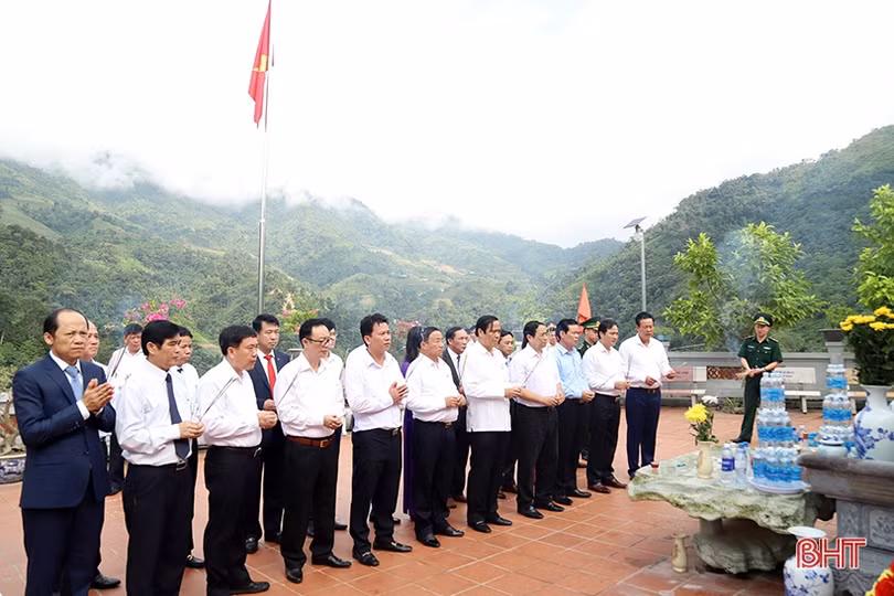 Đoàn công tác Ban Tổ chức Trung ương, tỉnh Hà Tĩnh dâng hương các anh hùng liệt sỹ tại Hà Giang