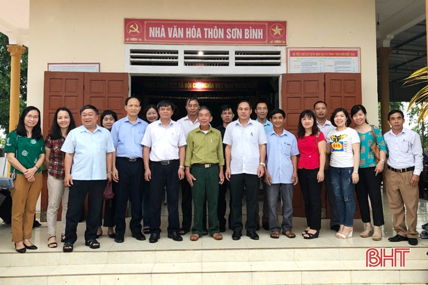 Cán bộ Viện Quan hệ quốc tế dâng hương tại Ngã ba Đồng Lộc