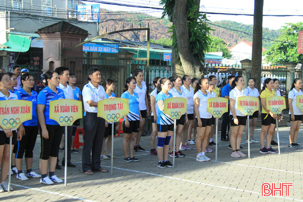 7 đội bóng nữ Nghi Xuân tranh tài bóng chuyền hơi