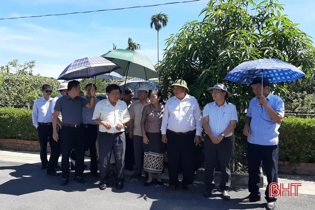 Đoàn Cục Thi đua - Khen thưởng Lào tham quan nông thôn mới Hà Tĩnh