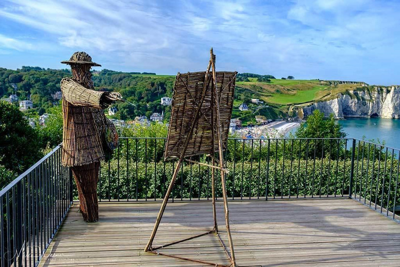 Khu vườn kỳ dị hút khách nhờ những viên đá mặt người khổng lồ