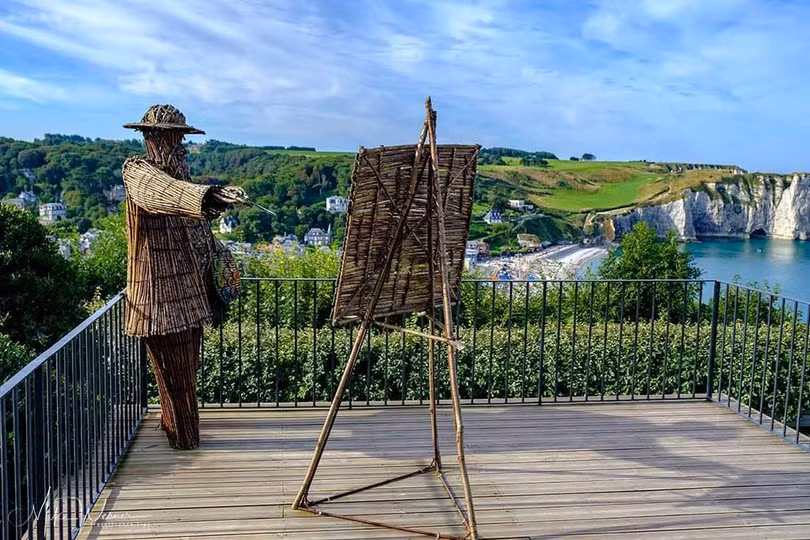 Khu vườn kỳ dị hút khách nhờ những viên đá mặt người khổng lồ