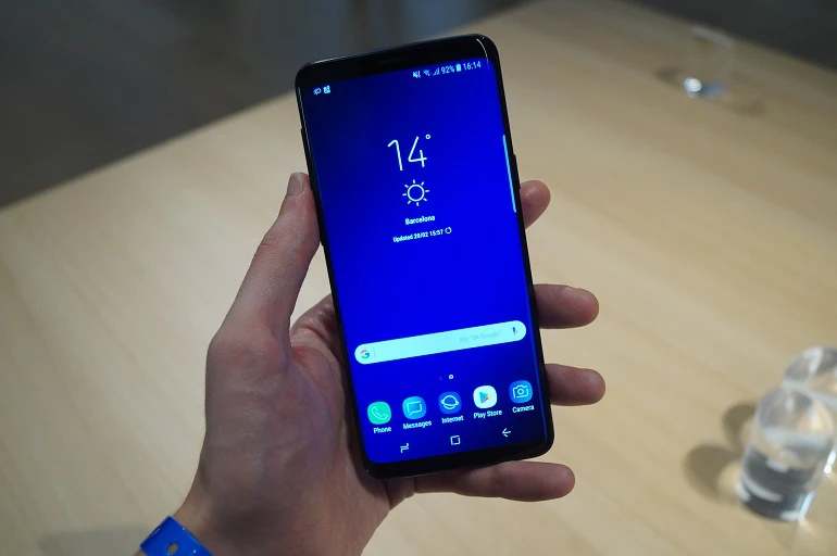 Lựa chọn những mẫu điện thoại chống thấm cho mùa hè