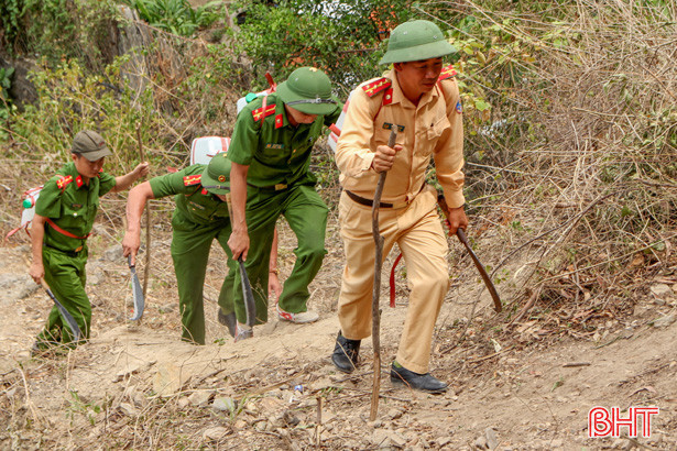 “Cõng nước lên non” phòng lửa rừng tái phát