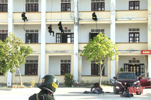 Lực lượng vũ trang Đức Thọ diễn tập thực binh xử trí tình huống A2