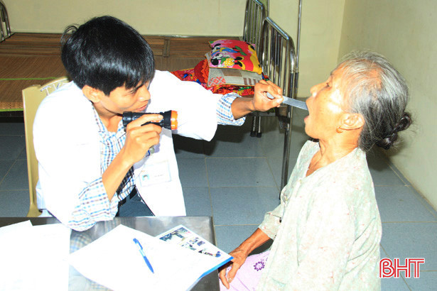 Khám, cấp thuốc miễn phí cho 200 đối tượng chính sách ở Nghi Xuân