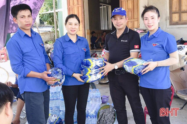 Bạn đọc Báo Hà Tĩnh trao quà hỗ trợ lực lượng chữa cháy rừng ở Nghi Xuân