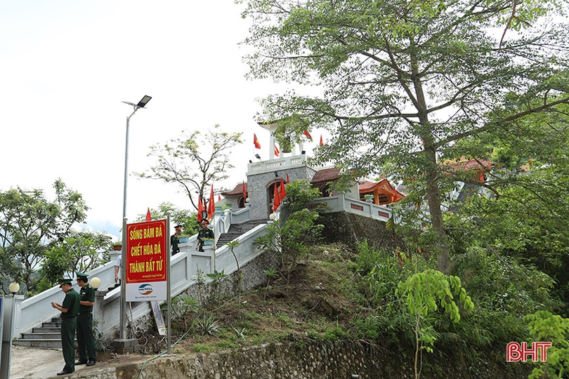 Đoàn công tác Ban Tổ chức Trung ương, tỉnh Hà Tĩnh dâng hương các anh hùng liệt sỹ tại Hà Giang