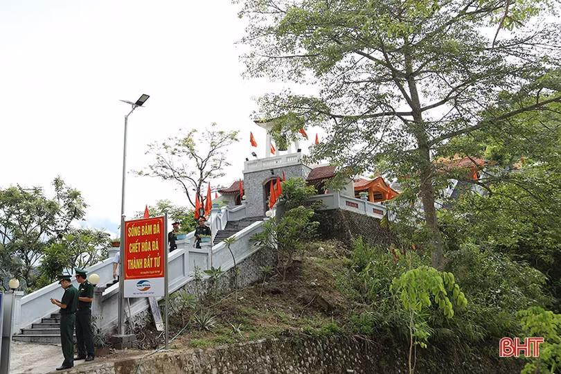 Đoàn công tác Ban Tổ chức Trung ương, tỉnh Hà Tĩnh dâng hương các anh hùng liệt sỹ tại Hà Giang