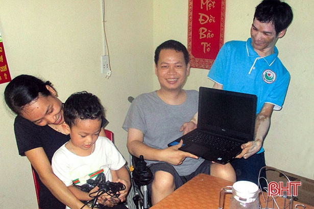 Vợ chồng khuyết tật được nhóm thiện nguyện tặng laptop để làm việc online