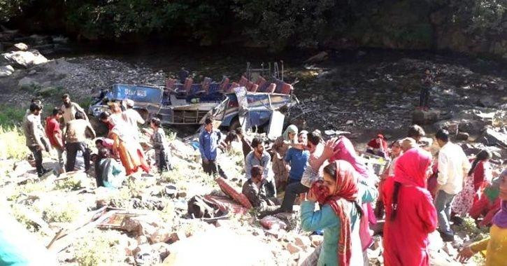 Xe buýt lao xuống hẻm núi ở Ấn Độ, ít nhất 33 người thiệt mạng