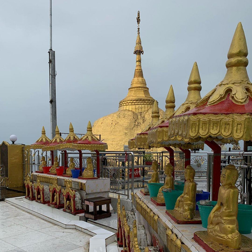 Độc đáo ngôi chùa đứng vững nghìn năm bên mép đá vàng