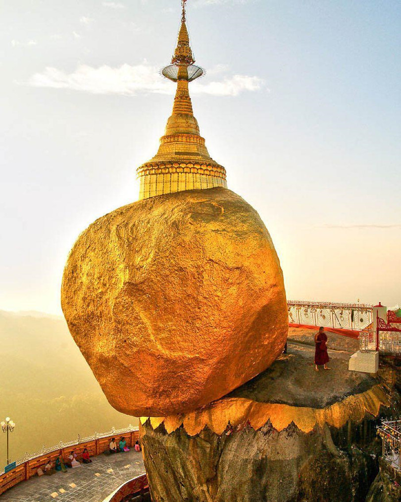 Độc đáo ngôi chùa đứng vững nghìn năm bên mép đá vàng