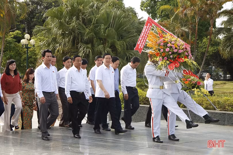 Phó Thủ tướng Vương Đình Huệ dâng hương tại Khu lưu niệm Bác Hồ về thăm Hà Tĩnh