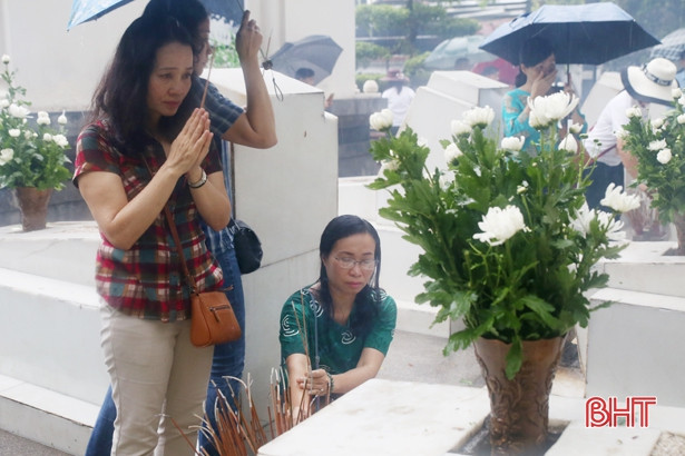 Cán bộ Viện Quan hệ quốc tế dâng hương tại Ngã ba Đồng Lộc