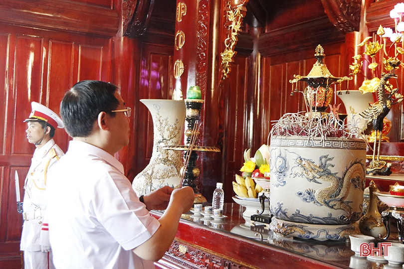 Phó Thủ tướng Vương Đình Huệ dâng hương tại Khu lưu niệm Bác Hồ về thăm Hà Tĩnh