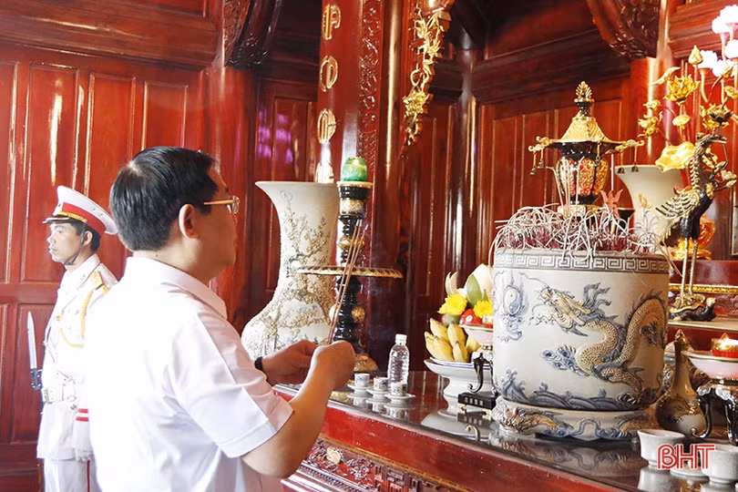 Phó Thủ tướng Vương Đình Huệ dâng hương tại Khu lưu niệm Bác Hồ về thăm Hà Tĩnh