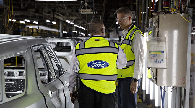 Ford đang thực hiện nhiều biện pháp thắt lưng buộc bụng. Ảnh: Transport Topics. Ôtô bán ế, Ford cắt giảm 12.000 nhân công