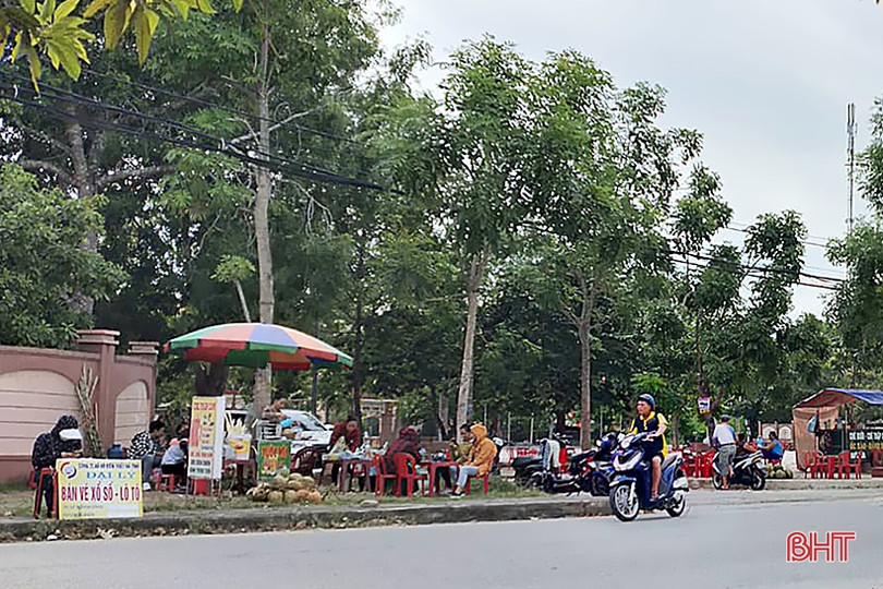 Những hình ảnh nhếch nhác, phản cảm ở quảng trường huyện Đức Thọ