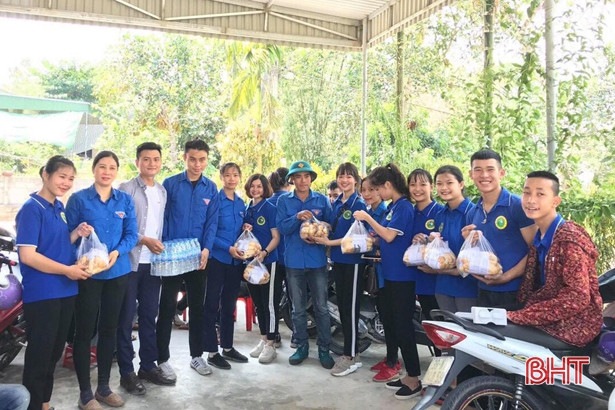 Bạn đọc Báo Hà Tĩnh trao quà hỗ trợ lực lượng chữa cháy rừng ở Nghi Xuân