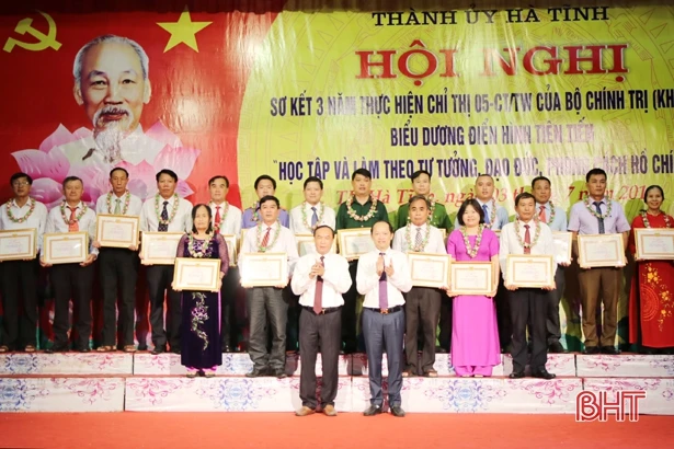 TP Hà Tĩnh vinh danh 18 tập thể và 25 cá nhân học và làm theo Bác
