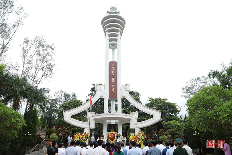 Đoàn công tác Ban Tổ chức Trung ương, tỉnh Hà Tĩnh dâng hương các anh hùng liệt sỹ tại Hà Giang