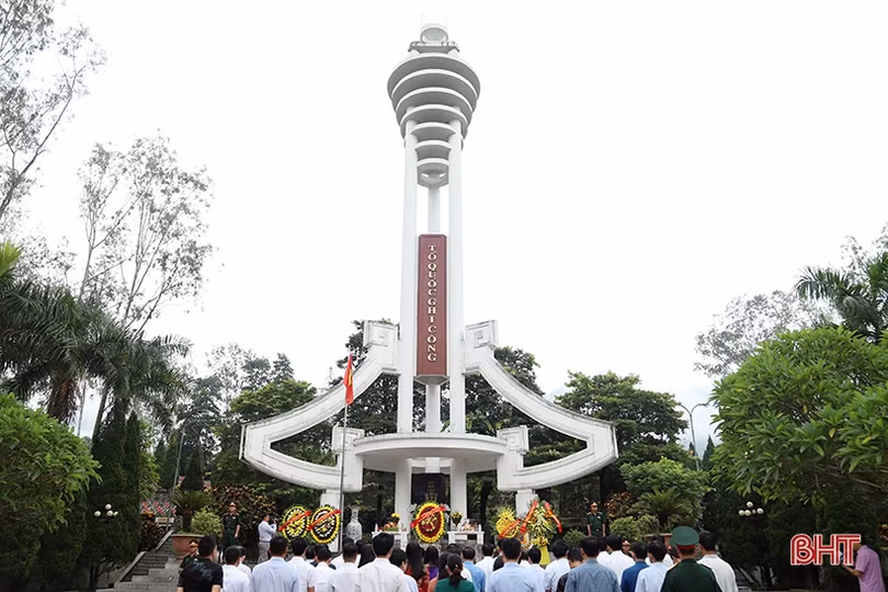 Đoàn công tác Ban Tổ chức Trung ương, tỉnh Hà Tĩnh dâng hương các anh hùng liệt sỹ tại Hà Giang