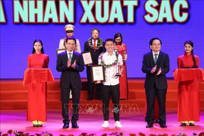 Tôn vinh những tấm gương thi đua làm theo lời Bác