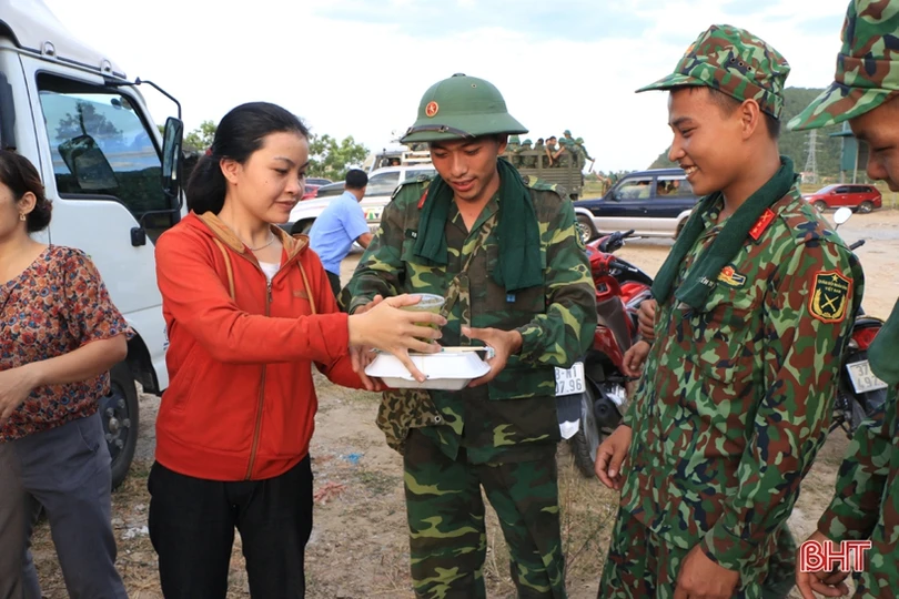 Tình người trong biển lửa