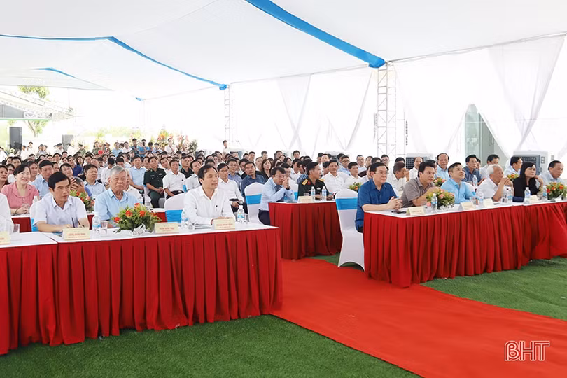 Khánh thành nhà máy điện mặt trời đầu tiên ở Hà Tĩnh