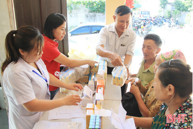 Khám, cấp thuốc miễn phí cho 200 đối tượng chính sách ở Nghi Xuân