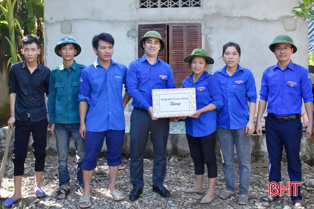 Tỉnh đoàn Hà Tĩnh hỗ trợ xã Hương Long làm đường, cải tạo vườn nông thôn mới