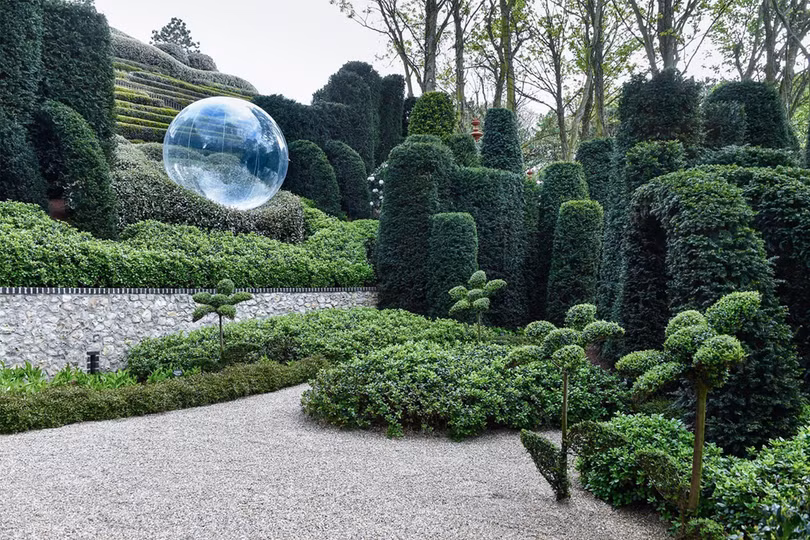 Khu vườn kỳ dị hút khách nhờ những viên đá mặt người khổng lồ