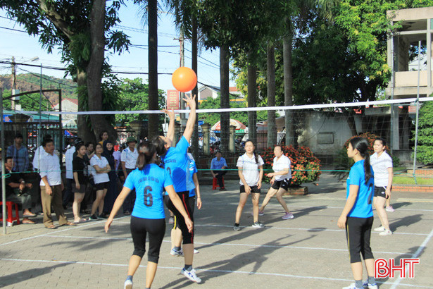 7 đội bóng nữ Nghi Xuân tranh tài bóng chuyền hơi