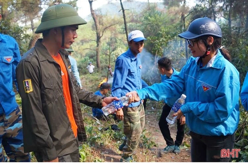 Tình người trong biển lửa