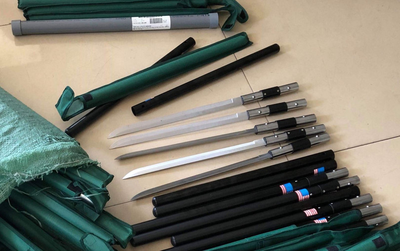 Bắt 3 đối tượng bán hơn 1.000 con dao tự chế nhập từ Trung Quốc