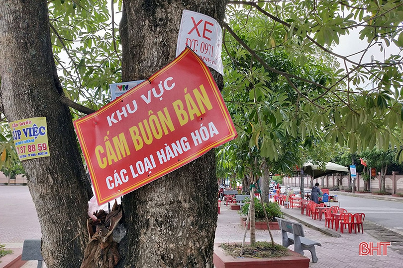 Những hình ảnh nhếch nhác, phản cảm ở quảng trường huyện Đức Thọ