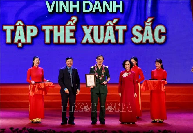 Tôn vinh những tấm gương thi đua làm theo lời Bác