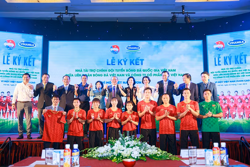 Vinamilk tài trợ chính cho các Đội tuyển Bóng đá quốc gia Việt Nam 