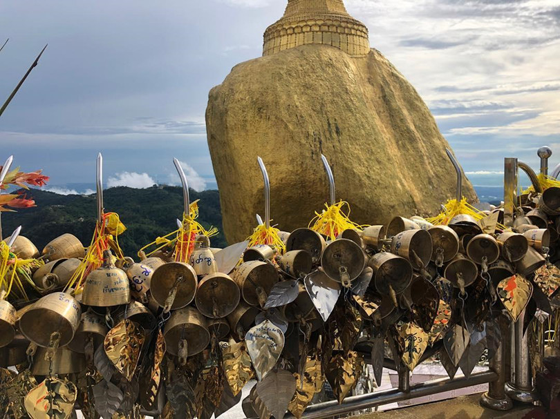 Độc đáo ngôi chùa đứng vững nghìn năm bên mép đá vàng