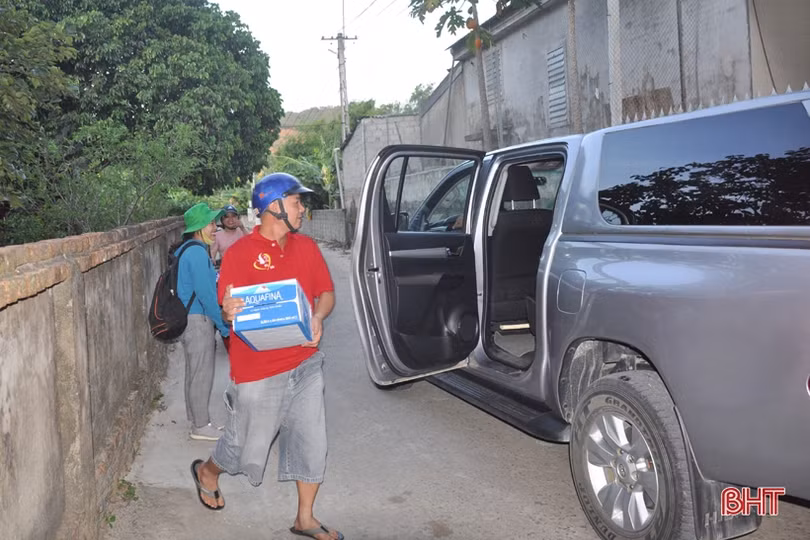 Tình người trong biển lửa