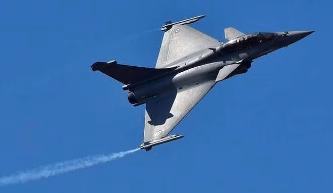 Phi công Ấn Độ - Pháp bất ngờ đổi tiêm kích Su-30MKI và Rafale cho nhau