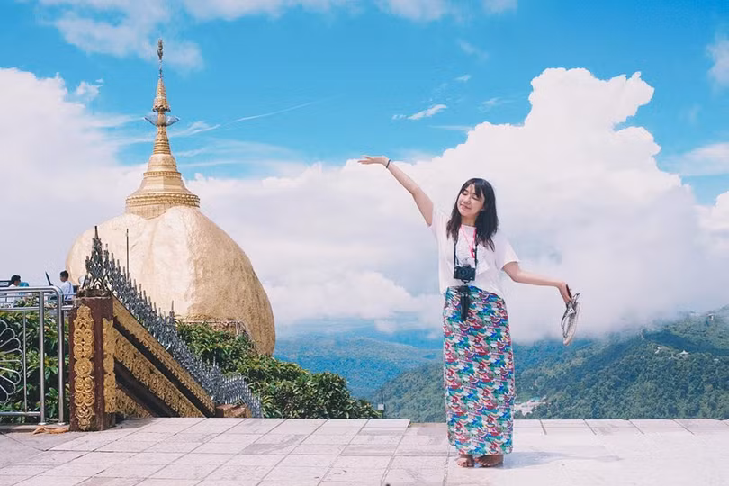 Độc đáo ngôi chùa đứng vững nghìn năm bên mép đá vàng