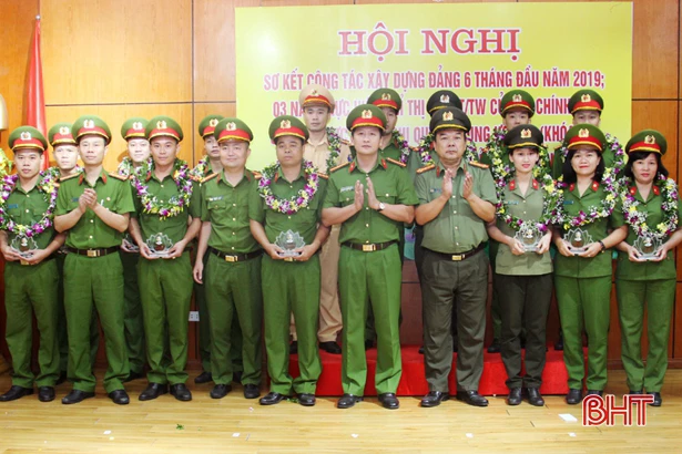 Công an TP Hà Tĩnh vinh danh 28 tập thể, cá nhân điển hình học và làm theo Bác