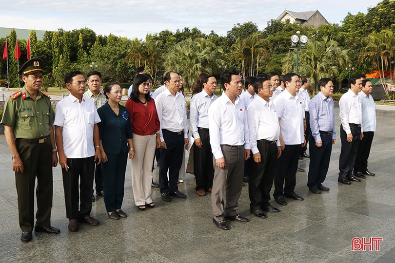 Phó Thủ tướng Vương Đình Huệ dâng hương tại Khu lưu niệm Bác Hồ về thăm Hà Tĩnh