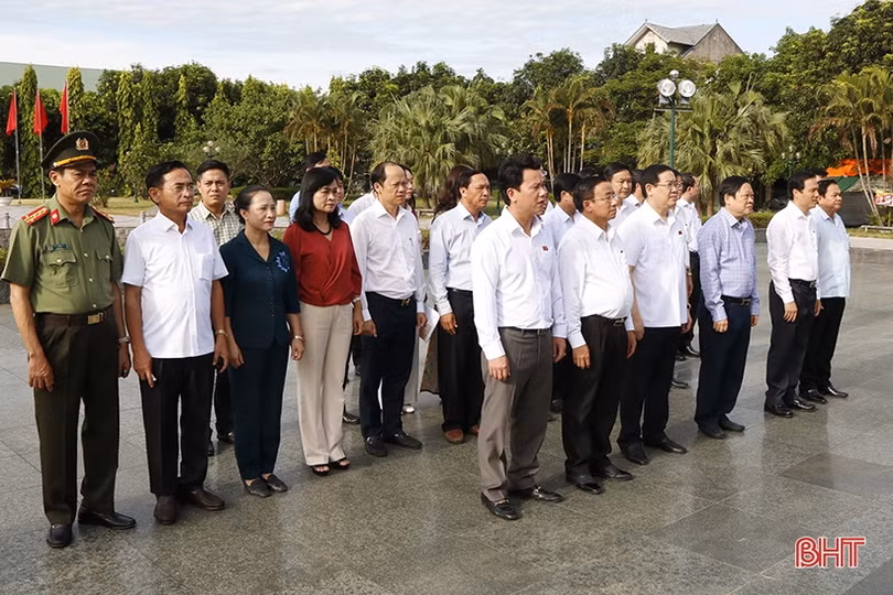 Phó Thủ tướng Vương Đình Huệ dâng hương tại Khu lưu niệm Bác Hồ về thăm Hà Tĩnh