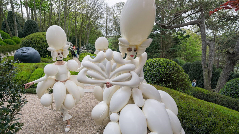 Khu vườn kỳ dị hút khách nhờ những viên đá mặt người khổng lồ