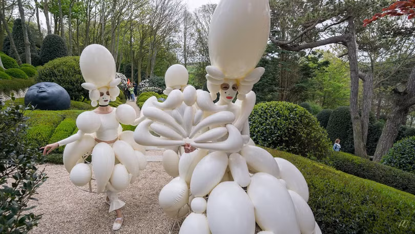 Khu vườn kỳ dị hút khách nhờ những viên đá mặt người khổng lồ